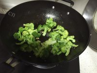 美味的热炒西蓝花做法图解3)