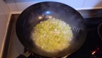美味蛋卧虾仁白菜做法图解7)
