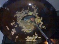 口感好的土豆丝炒肉做法图解2)