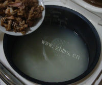 皮蛋瘦肉粥做法图解7)
