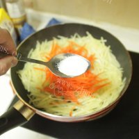 家常菜胡萝卜炒土豆丝做法图解5)