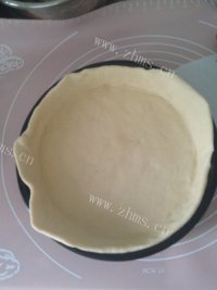 美味的培根火腿心花边披萨做法图解5)