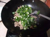 家常菜秋葵炒肉片做法图解7)