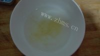 美味的草莓奶酪凉糕做法图解2)