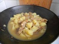口味极佳的小鸡炖土豆