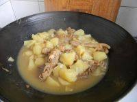 口味极佳的小鸡炖土豆