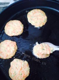 美味的胡萝卜角瓜鸡蛋软饼做法图解7)