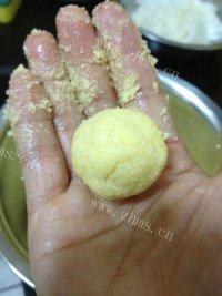 自制黄金椰丝球做法图解6)