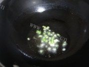 番茄炒西兰花做法图解4)