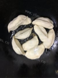 韭菜猪肉煎饺做法图解9)