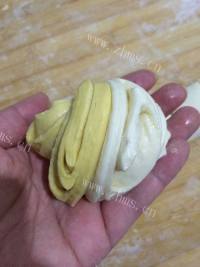 自制双色花卷做法图解5)