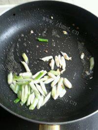 家常菜黑木耳炒肉丝做法图解5)