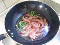 美味的葱油虾做法图解3)