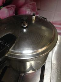 色泽鲜亮的红烧牛肉面做法图解12)