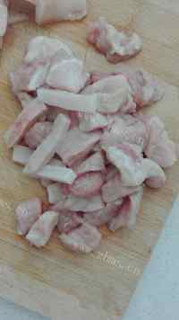 色泽鲜亮的土豆炒肉片做法图解2)