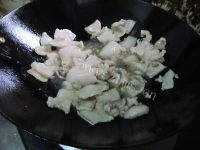 色泽鲜亮的尖椒炒肉做法图解4)