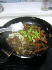 美味的孜然羊肉做法图解12)