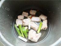 健康美食海带排骨汤做法图解3)