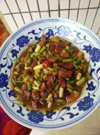 蒜苔烧肉做法图解10)