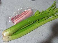 家常菜芹菜炒五花肉做法图解1)