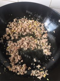 美味的红虾豆腐香锅 做法图解5)