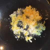 美味的青菜蛋炒饭做法图解3)
