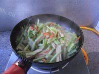 家常菜芹菜炒豆腐干做法图解8)