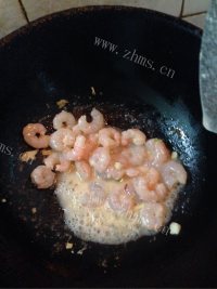 家常菜荷兰豆炒虾仁做法图解3)