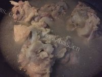 美味的大骨头炖酸菜做法图解4)