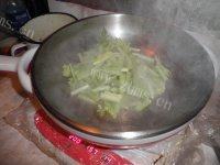 芹菜炒香菇自制做法图解3)