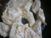 简单的煎水饺做法图解3)