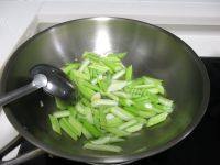 家常菜芹菜炒香肠做法图解4)