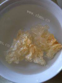 美味桃胶皂米银耳羹做法图解4)