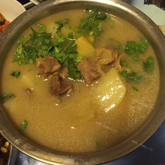 美味营养的牛腩炖萝卜