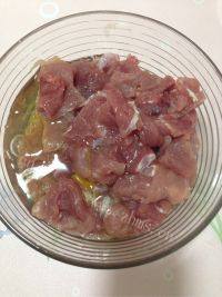 家常菜香辣水煮肉片做法图解2)
