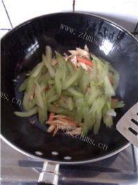家常西芹炒腐竹做法图解8)