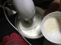唇齿留香的戚风蛋糕做法图解7)