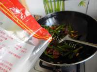 色味俱佳的蒜苗炒五花肉做法图解18)