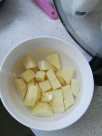 清脆爽口的牛肉炖土豆做法图解3)