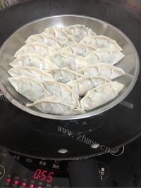 美味可口红萝卜韭菜饺子做法图解7)