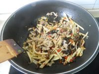 美味的鱼香肉丝盖浇饭做法图解9)