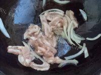 家常菜五花肉炒辣白菜做法图解6)