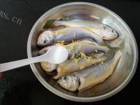 美味的香葱小黄鱼做法图解2)