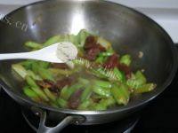 家常菜芹菜炒香肠