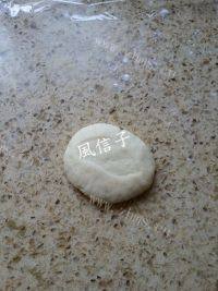 美味的熊猫豆沙包做法图解6)