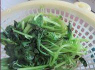 鲜美筋道的果仁菠菜做法图解3)