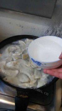 好吃的猪肉芹菜饺做法图解15)