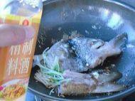 鱼头炖豆腐做法图解5)