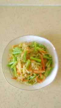 特下饭的芹菜炒土豆丝