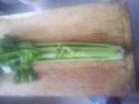 自制肉炒芹菜做法图解3)